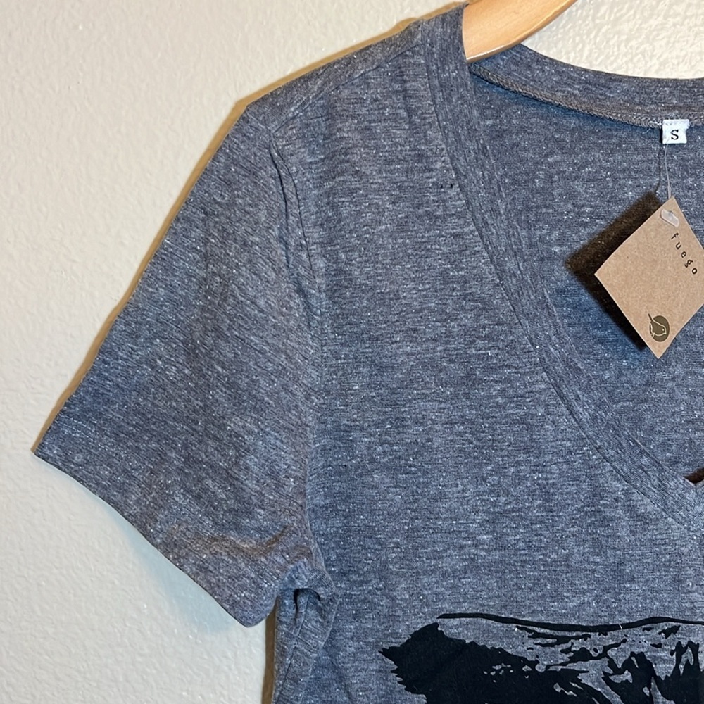 NWT Fuego Grey Owl Short Sleeve V-Neck Shirt - Picture 3 of 9
